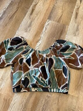 Women’s Leaf-Print Puff Sleeve Crop Top in Brown & Green